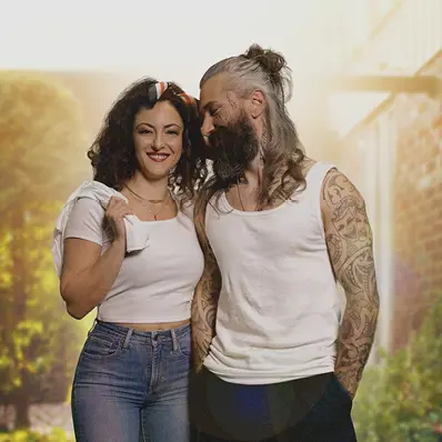 Zwei Menschen stehen Arm in Arm nebeneinander